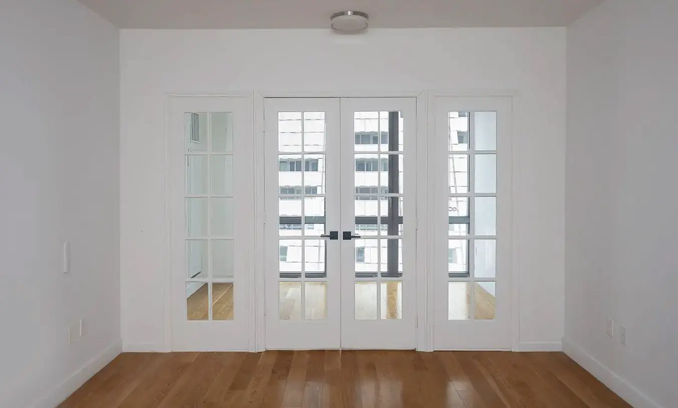 Room with pressurized walls with windows and glass doors